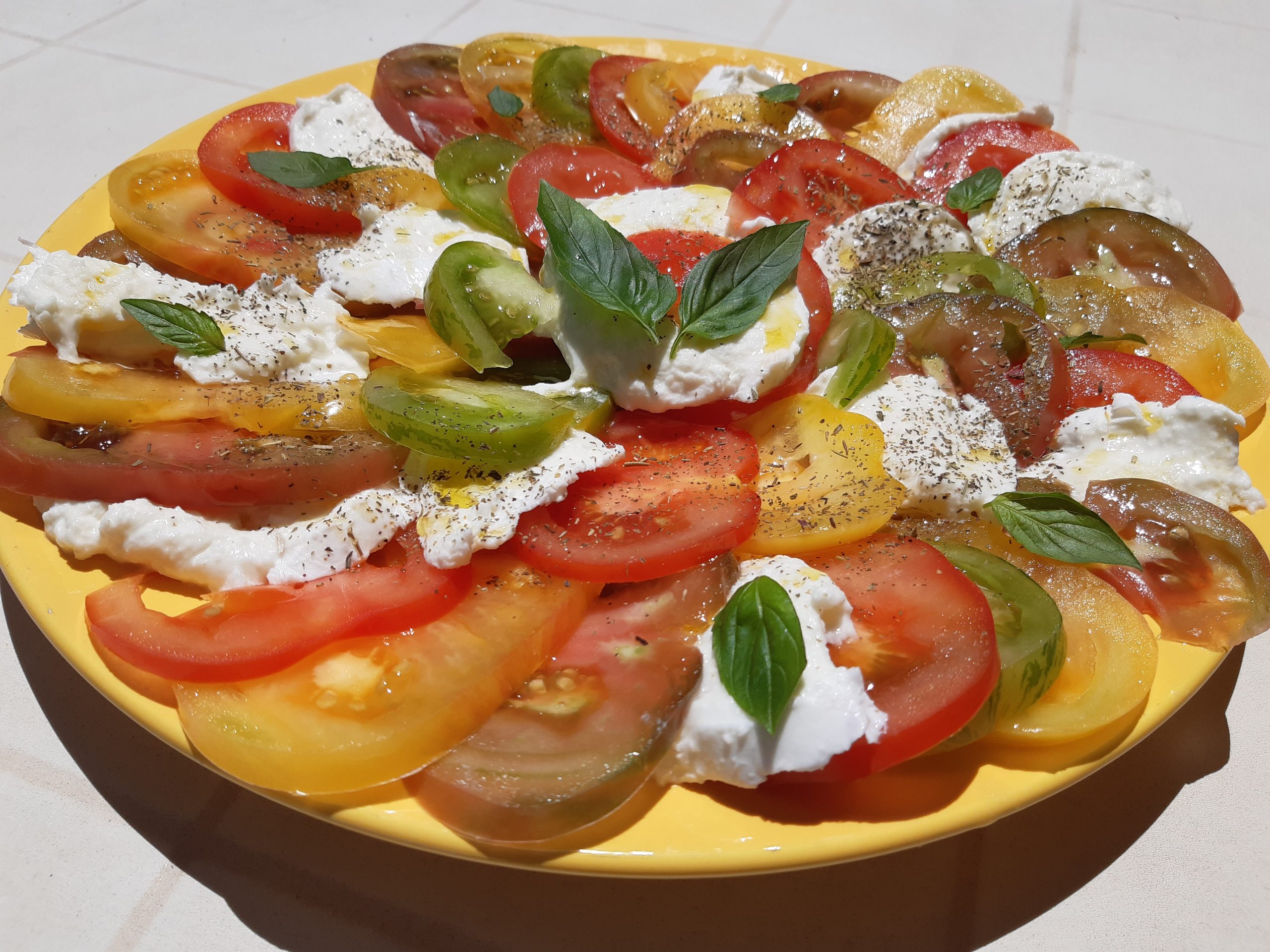 You are currently viewing Salade tomates multicolores et mozzarella